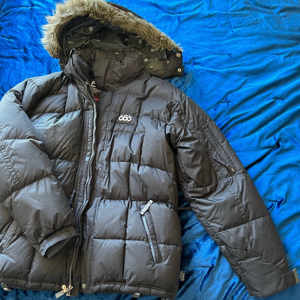 686 Snowboard/Ski Jacket. Mens size large. This jacket is amazing for winter!